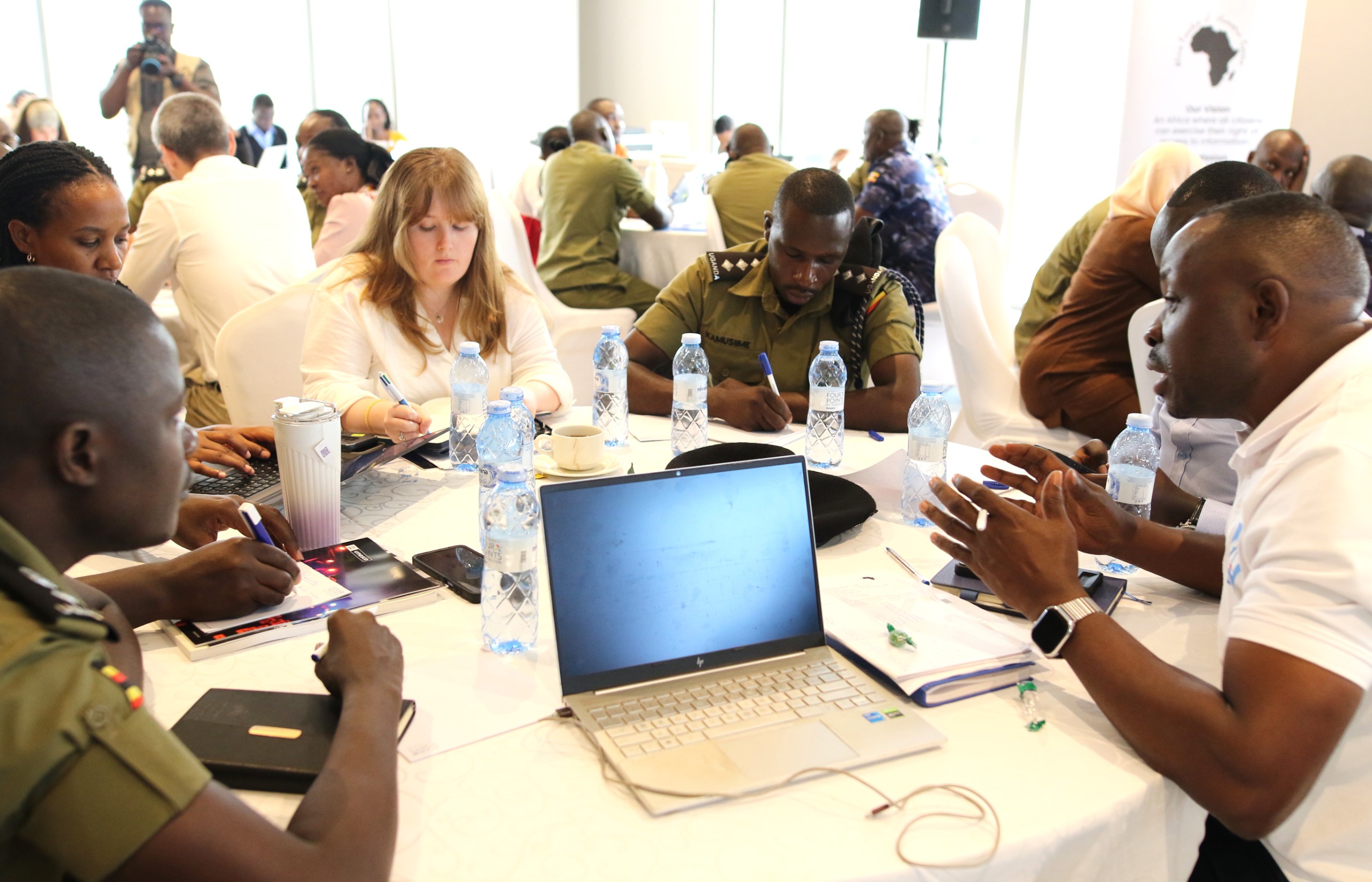 “We’re Not Enemies”:  Journalists and police at the Same Table